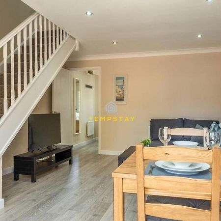 Cosy 2 Bed & Free Parking. Near Heathrow/Pinewood Villa Slough Ngoại thất bức ảnh