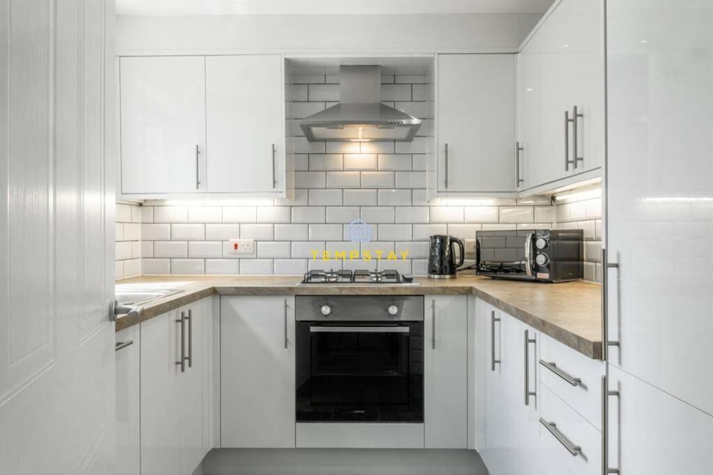 Cosy 2 Bed & Free Parking. Near Heathrow/Pinewood Villa Slough Ngoại thất bức ảnh