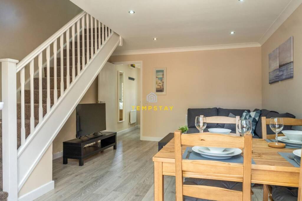 Cosy 2 Bed & Free Parking. Near Heathrow/Pinewood Villa Slough Ngoại thất bức ảnh