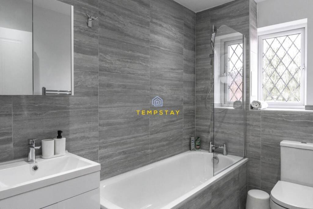 Cosy 2 Bed & Free Parking. Near Heathrow/Pinewood Villa Slough Ngoại thất bức ảnh